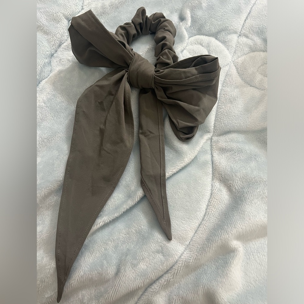 Lululemon bow scrunchie